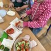 uczennica_przygotowuje_salatke